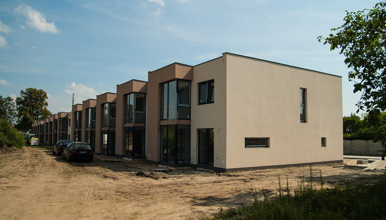 Projekt 14-ti řadových domů Na Celně – Mladá Boleslav, domy stojí.
